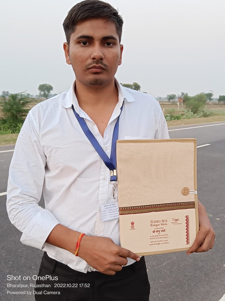 CMadhuvan's tweet photo. @PMOIndia @mygovindia @NWRailways @GMNWRailway @RahulFa1234 
Joining letter at rojgar Mela jaipur on Dhanteras by rail minister 🤘🤟
Congratulations🎉🥳 https://t.co/RTmCaeiq8z