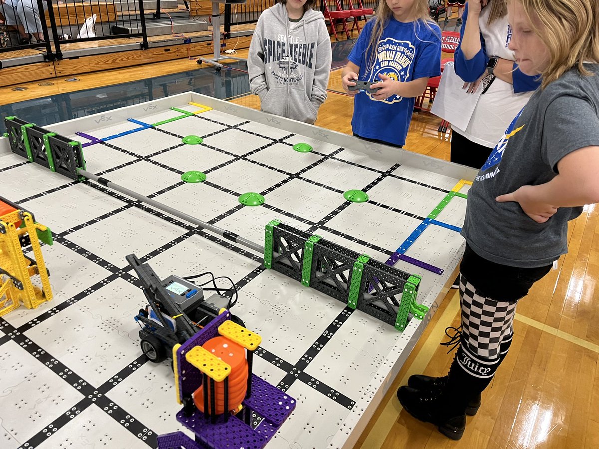 HeyThatsRyan's tweet photo. The competition floors are lower to the ground at VEX than BEST. I preferred the elevated floor. Had a nice WWF vibe. Always small part of me hoped the Ultimate Warrior (RIP) may come barging out. https://t.co/iiQrDU80J1