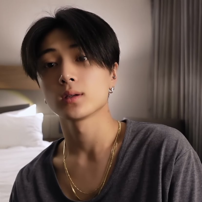 น้องเจย์ใส่สร้อยอะไรแบบไหนด็เท่ ล่าสุดใส่ทองยังเท่เลยค่ะ ฟีลวิถีแรปเปอร์อะไรประมาณนั้นแต่น้องเมนร้องนะคะ โวคอลค่ะ 5555555