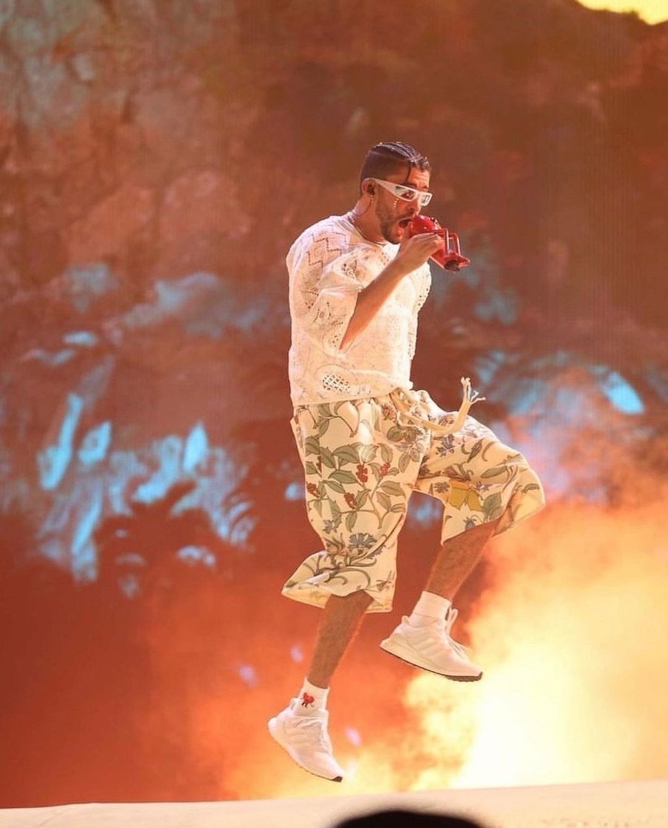 benitonewsmx's tweet photo. Bad Bunny anoche en su primera función en República Dominicana. 🔥 https://t.co/U5vno5Qk49