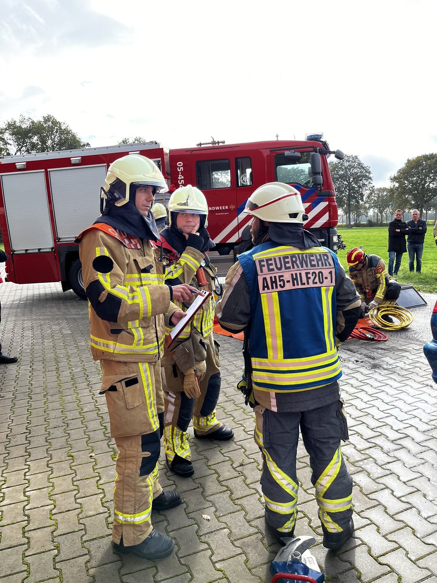 Dave_de_Leeuw's tweet photo. Vanmiddag een prima oefening bijgewoond met brandweren van #Haaksbergen @BrandweerTwente en #Alstätte in het kader van de internationale samenwerking. Mooi en uitdagend scenario voor beide korpsen en de goede onderling band verder versterkt! 💪🇩🇪🇳🇱 https://t.co/3IAOuYnpkv