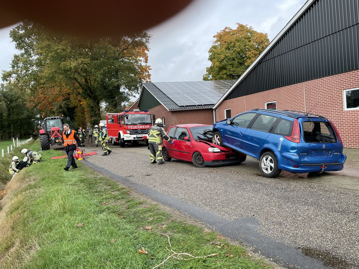 Dave_de_Leeuw's tweet photo. Vanmiddag een prima oefening bijgewoond met brandweren van #Haaksbergen @BrandweerTwente en #Alstätte in het kader van de internationale samenwerking. Mooi en uitdagend scenario voor beide korpsen en de goede onderling band verder versterkt! 💪🇩🇪🇳🇱 https://t.co/3IAOuYnpkv