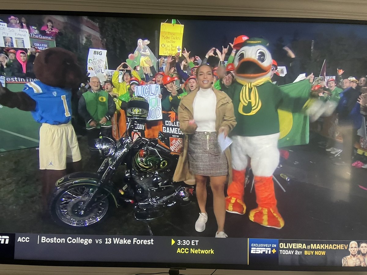 kcreemer's tweet photo. Watching @CollegeGameDay so maybe this Midwest mom can get a glimpse of my daughter in the @OregonBand with the @OMBSousas For band parents everywhere PLEASE PAN THE CAMERAS TO THE BAND! Thank you! #scoducks https://t.co/gP2nLerbsM
