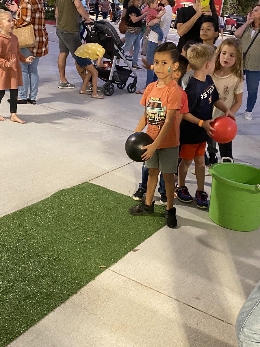 KTthecounselor's tweet photo. We had a time last night! @WISDLagway #FallFest2022 https://t.co/4x7vu7sVX0