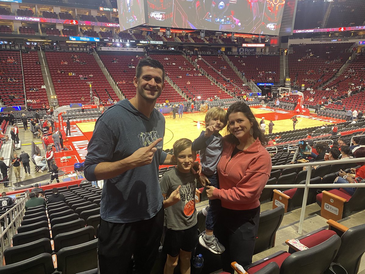 Experiencing Bari’s 1st home game in Houston w the fam @ his former teammate <a href="/d_1pro/">D Proctor🦁🎒</a> was a special time. The SC starting front court from 2018-21 now both reside in H-Town!