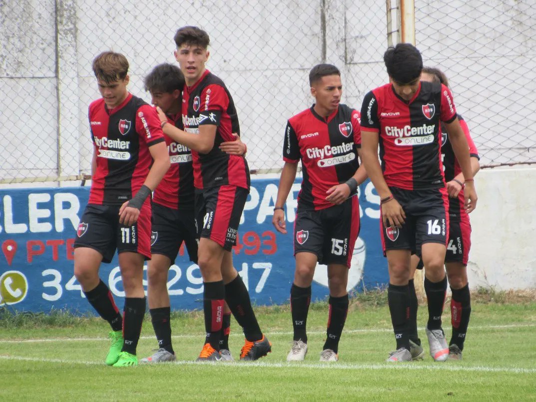 NewellsJuvenil's tweet photo. #JuvenilesLPF | ¡Enorme victoria! 👏🏼

✔️ La #7ma división conducida por Diego Mateo revirtió el resultado y se quedó con los tres puntos. 

🔥 Del 0-2 al 4-2 con doblete de Scarpeccio y los goles de Silvetti y Boretto.

🔴 #VamosLosPibes ⚫ https://t.co/48C2l3Ao6T