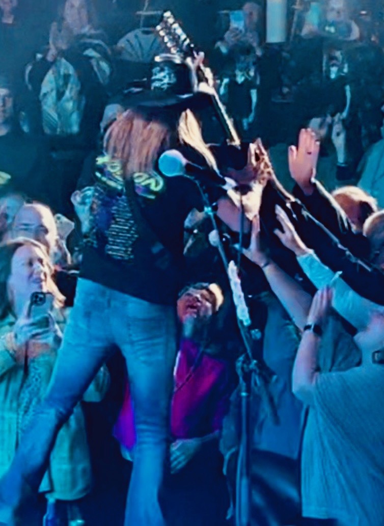 bretmichaels's tweet photo. The traditional Every Rose good luck strum at the #PartiGras in Sugar Hill, #Georgia. #NothinButAGoodVibe #NBAGV https://t.co/KT0MaMJ0fo