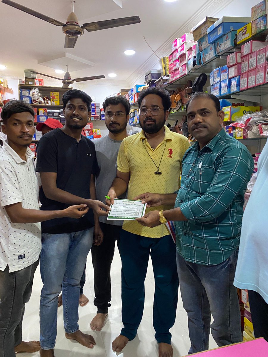 SamiMohammad98's tweet photo. #book_release 
The Real Sketch Of Prophet Mohammed ﷺ (Telugu version)
Interacted and invited with various Hindu and Muslims brothers to attend program
Minhaj Ul Quran Achampet - MQA
@ahmedalhuseni @mustafaalimutta @Im_Azeez @MinhajulQuran @TahirulQadri @Masoom0522 https://t.co/hthaDB4aFy