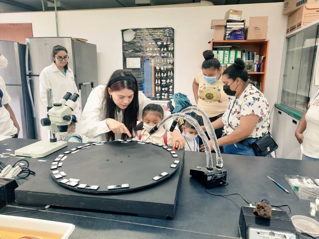 yolimarbiomoll's tweet photo. Jornada puertas abiertas 🤗
Compartiendo el conocimiento y mostrando el material de las colecciones científicas #phdadventures #cienciaparatodos @facciencias @CampusUNAMYuc https://t.co/8LPwEjSpsn