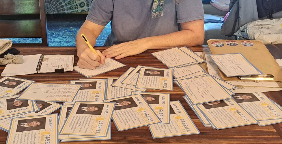 OurRev305's tweet photo. We’ve been tirelessly writing postcards with the Dedicated Dems &amp; #PPC305 for @Gabriel4Florida!

His opponent may have corporate + party money (see pic), but Gabriel is a grassroots volunteer-powered campaign for the people!

Who do you think will fight for you on Tallahassee? https://t.co/Ir149ilP0l