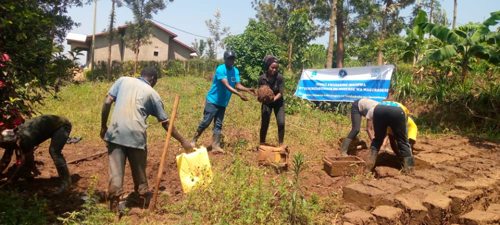 RYVCP_Magerager's tweet photo. None Kuwa 22/10/2022 Mu kwezi kwahariwe ibikorwa by'ubukorerabushake mu murenge wa @Mageragere_Sect Kagali ka #Runzenze hateguwe igikorwa cy'umuganda wo kubumba amatafari yo Kubaka ishuri rya Gikuriro kuri Bose mu mudugudu wa #Runzenze. habumbwe amatafari 200. @NyarugengeV https://t.co/7oauUw9yBu