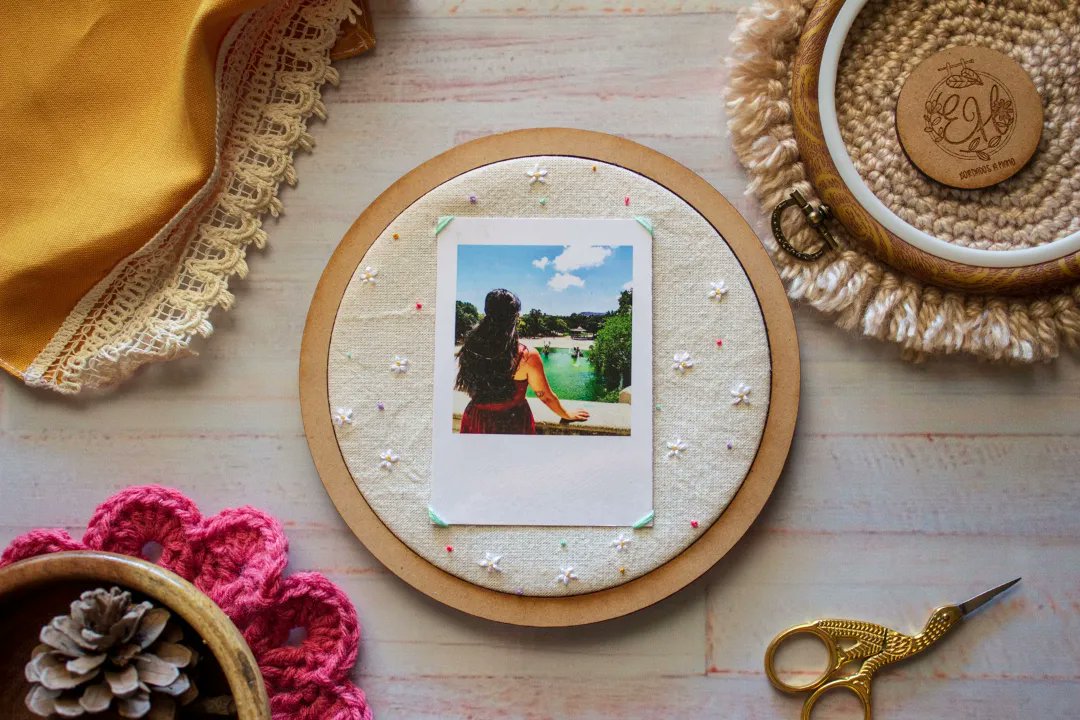 embroideryhands's tweet photo. 🌷Cuadrito decorativo con fotos polaroid🌷 
✨ Ésta vez les comparto un regalito que estuve preparando para mí amiga, el cual viajó hasta #Barcelona #España 🇪🇸 ✨
#SanLuis #Argentina #bordadoamano #handmade #embroidery #Polaroids
#cuadrodecorativo #Friends https://t.co/7pEXCRZkVr