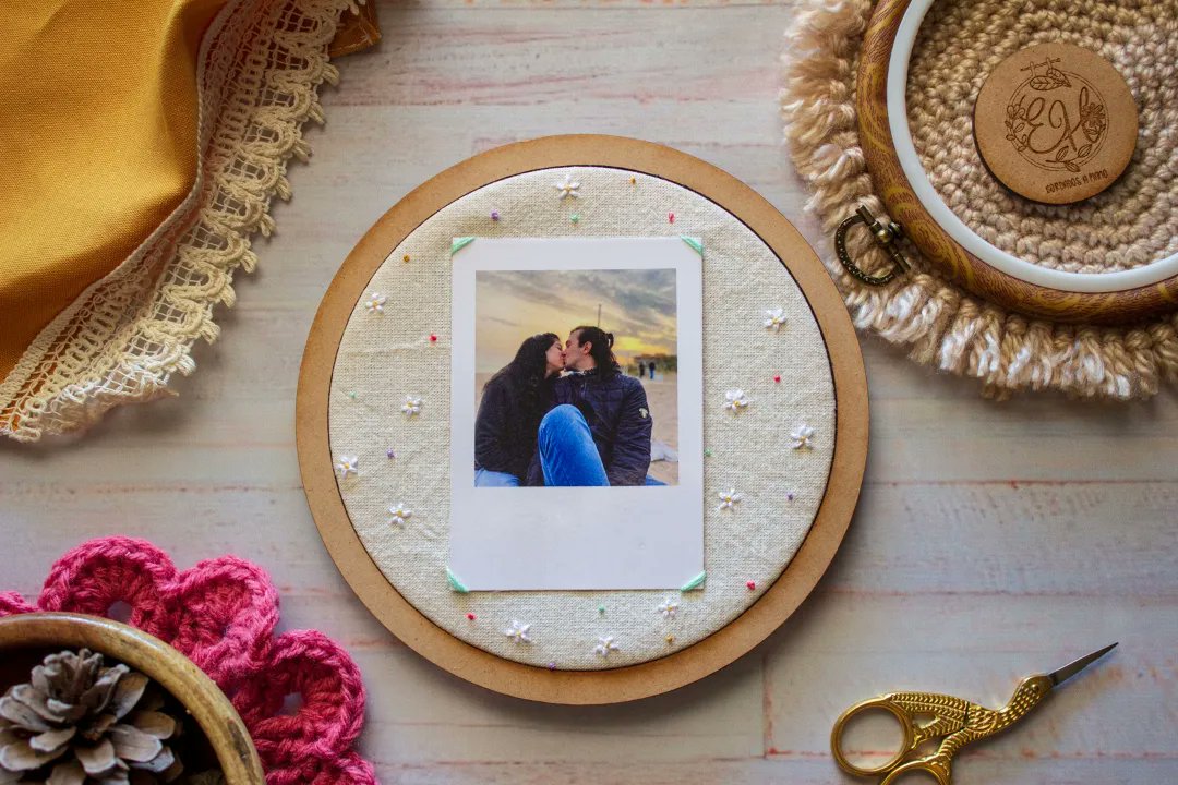 embroideryhands's tweet photo. 🌷Cuadrito decorativo con fotos polaroid🌷 
✨ Ésta vez les comparto un regalito que estuve preparando para mí amiga, el cual viajó hasta #Barcelona #España 🇪🇸 ✨
#SanLuis #Argentina #bordadoamano #handmade #embroidery #Polaroids
#cuadrodecorativo #Friends https://t.co/7pEXCRZkVr