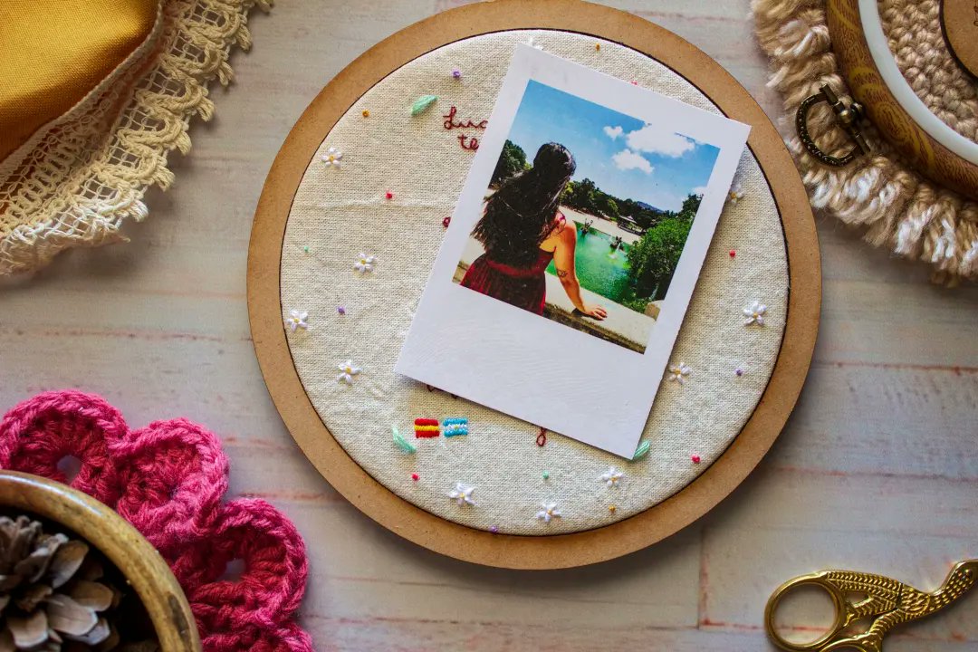 embroideryhands's tweet photo. 🌷Cuadrito decorativo con fotos polaroid🌷 
✨ Ésta vez les comparto un regalito que estuve preparando para mí amiga, el cual viajó hasta #Barcelona #España 🇪🇸 ✨
#SanLuis #Argentina #bordadoamano #handmade #embroidery #Polaroids
#cuadrodecorativo #Friends https://t.co/7pEXCRZkVr