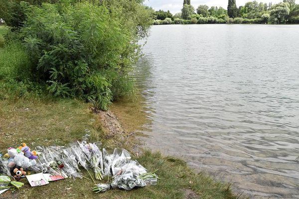 Triple noyade à Chalon-sur-Saône : une marche blanche en mémoire des enfants disparus, une semaine avant le procès france3-regions.francetvinfo.fr/bourgogne-fran…