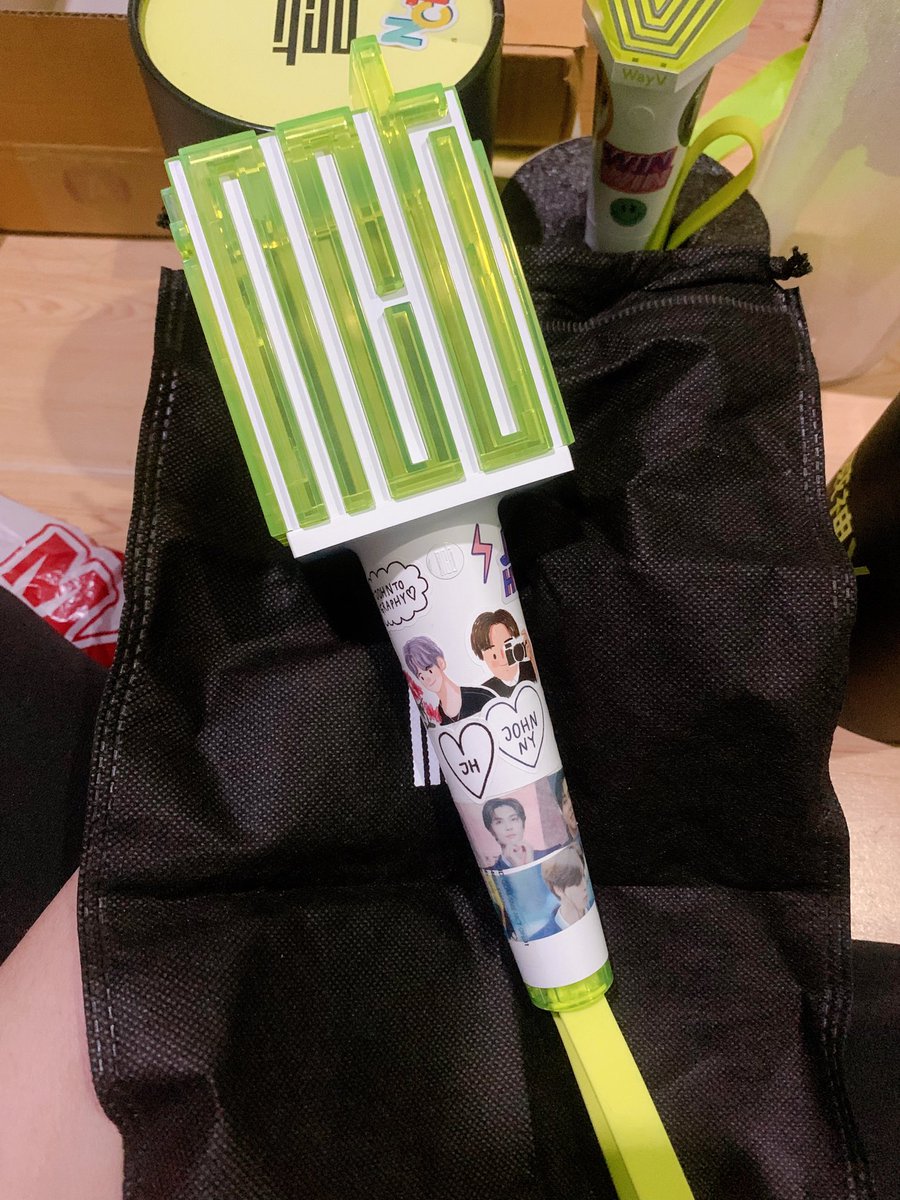 johnnyxjaehyun's tweet photo. ไม่เคยรู้เลยว่าใต้กล่องมีถุงใส่แท่งไฟ จนไ���เจอทวีตนึงเค้าบอกให้ลองแกะตรงโฟมออกมาจะเจอ 55555555555555555 https://t.co/Z653RWX6tE
