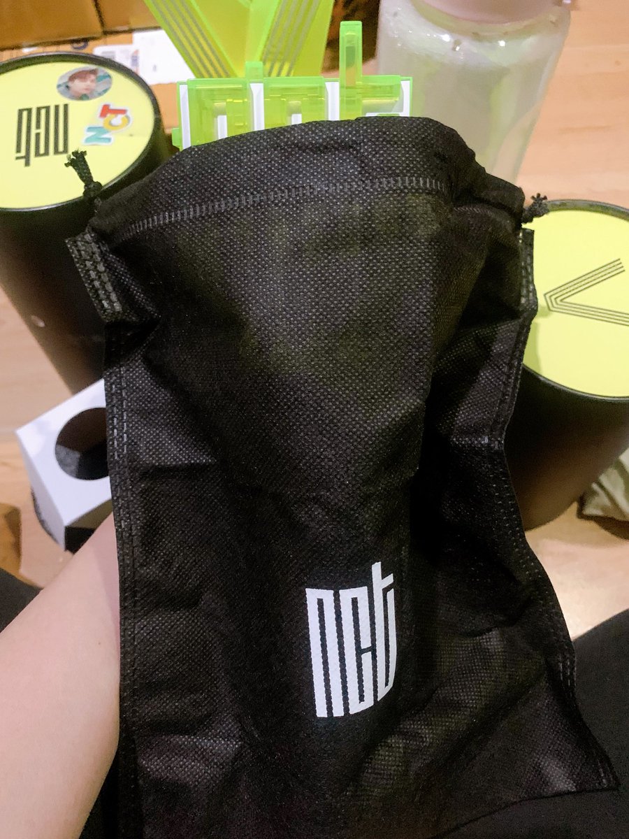 ไม่เคยรู้เลยว่าใต้กล่องมีถุงใส่แท่งไฟ จนไปเจอทวีตนึงเค้าบอกให้ลองแกะตรงโฟมออกมาจะเจอ 55555555555555555