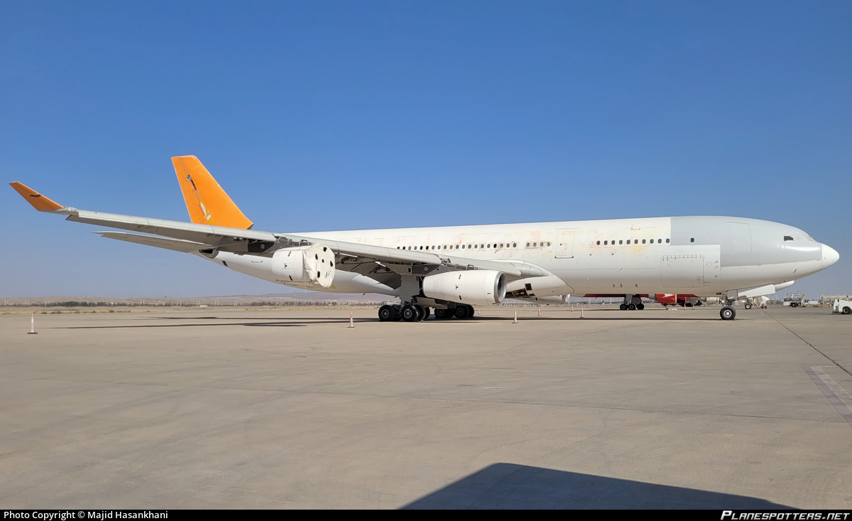 Arr3ch0's tweet photo. Pregunta para @LAConviasa: Fue éste vuelo de Marzo el último vuelo del #YV1004? Lo está reparando Mahan Air o lo van a vender como chatarra?
📸 de Majid Hasankhani tomada el 5 de Octubre en el Aeropuerto Imam Khomeini de Teherán 🇮🇷 https://t.co/88q8Lf2QOu