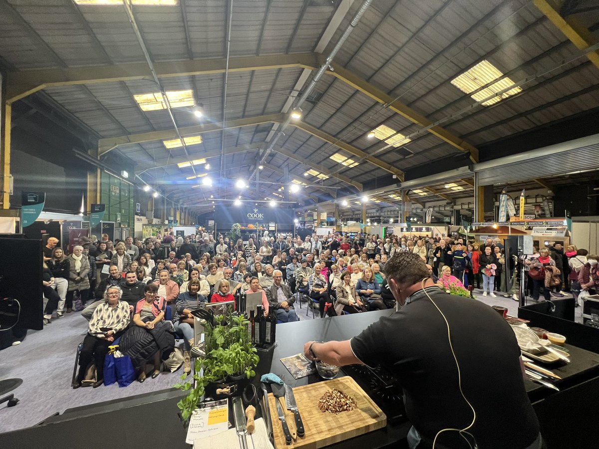 What a wonderful man <a href="/Daragh_Lawless/">Daragh Lawless</a>  <a href="/IdealHomeDublin/">Ideal Home Show</a> <a href="/SimplyBetterDS/">Simply Better at Dunnes Stores</a> <a href="/dunnesstores/">Dunnes Stores</a> brilliant crowds for our cookery demos 👏👏