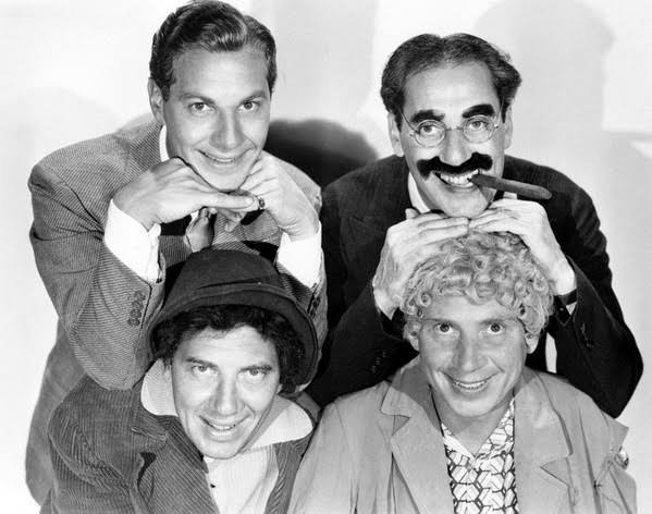smilani80's tweet photo. Em tempos de eleição, deixo claras mais uma vez minhas posições políticas: sou Chavista (da linha do Chespirito) e Marxista ( irmãos Marx), de acordo com as imagens 😉 https://t.co/T1SjYxswoR