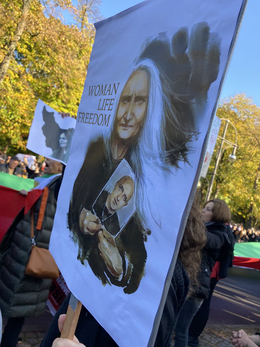 grit_hofmann's tweet photo. #Mahsa_Amini s Tod bewegt. RiesigerProtest an der Berliner Siegessäule gegen die Unterdrückung der #Frauen im #Iran https://t.co/xEroZ7iU2Y