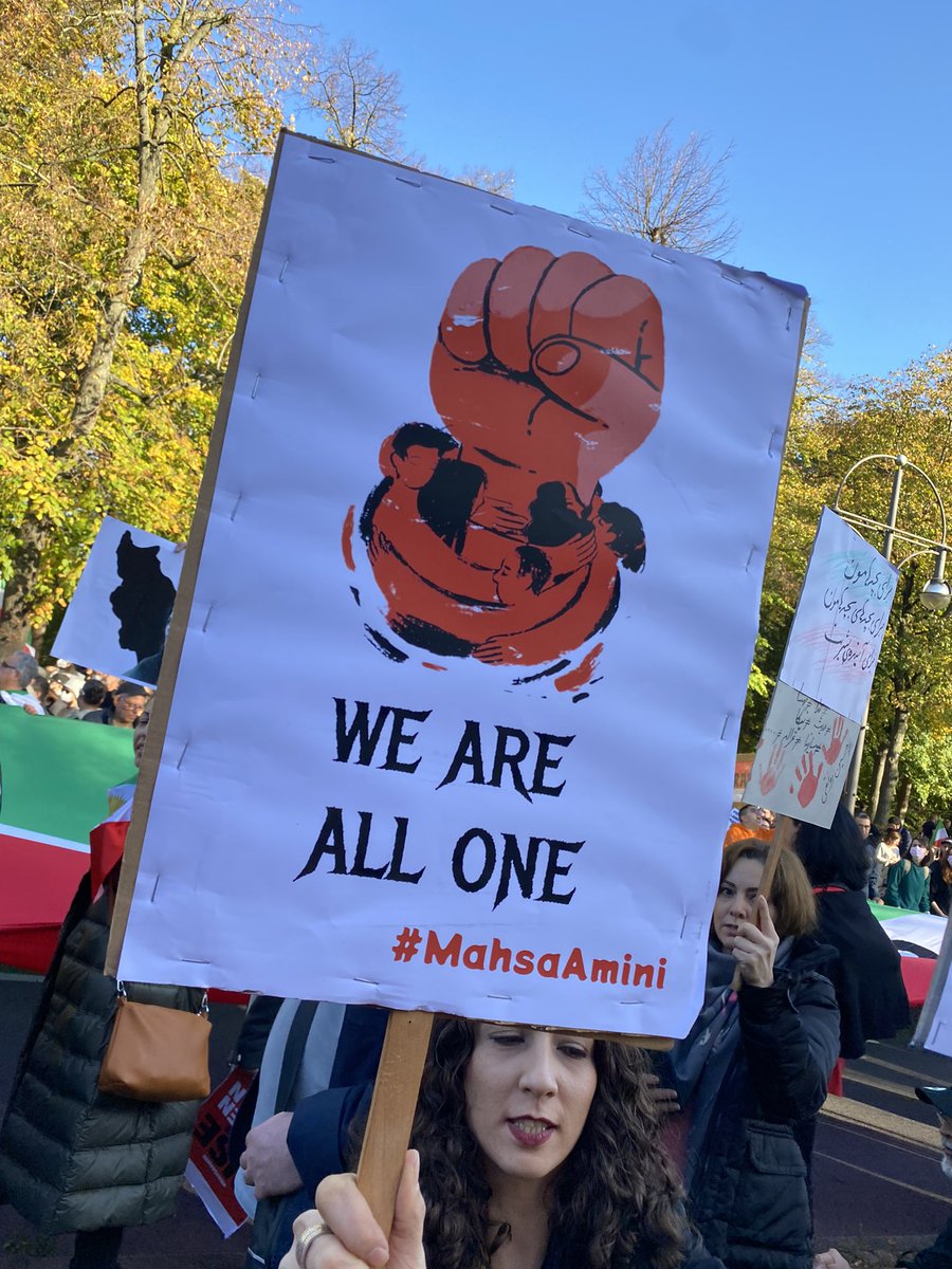 grit_hofmann's tweet photo. #Mahsa_Amini s Tod bewegt. RiesigerProtest an der Berliner Siegessäule gegen die Unterdrückung der #Frauen im #Iran https://t.co/xEroZ7iU2Y
