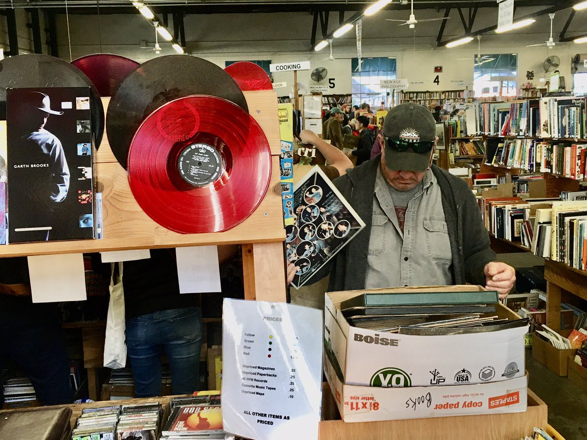bbehindacamera's tweet photo. Books, records, and artwork are flying off the shelves at the #FOL Book Sale. Sale goes from today till Oct.26. Help out the Friend and @alachualibrary 😎Even local sport celeb @SteveRussell850 took time to pick out some gems from the record collection. https://t.co/XLuJRpWBrk