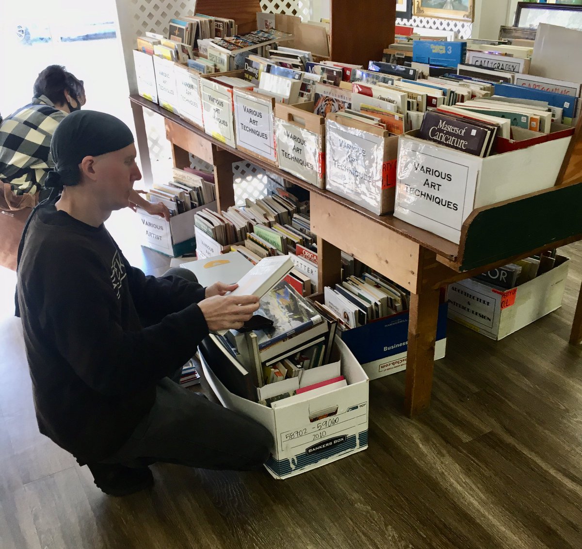 bbehindacamera's tweet photo. Books, records, and artwork are flying off the shelves at the #FOL Book Sale. Sale goes from today till Oct.26. Help out the Friend and @alachualibrary 😎Even local sport celeb @SteveRussell850 took time to pick out some gems from the record collection. https://t.co/XLuJRpWBrk