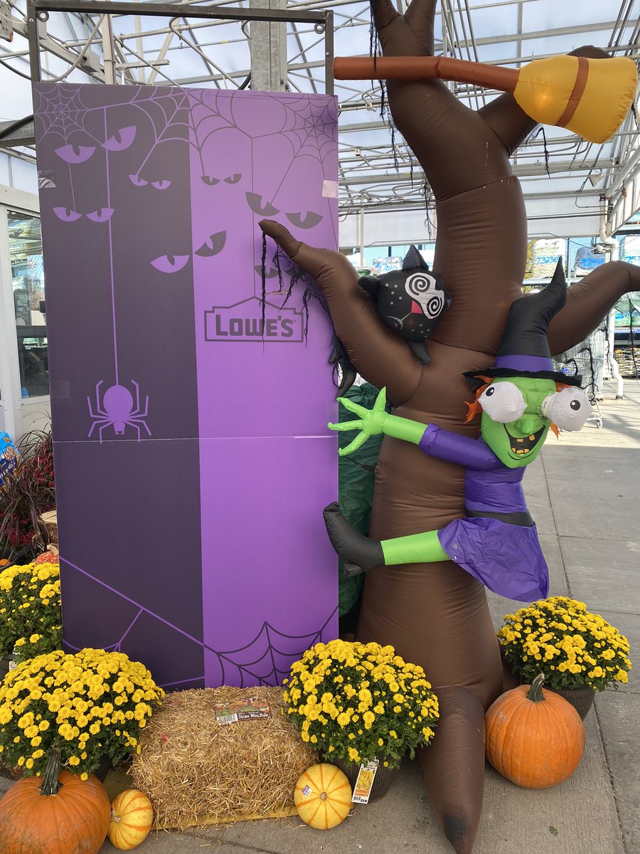 1740Lowes's tweet photo. Spooky Trick or Treat! #HalLOWEen👻👻🍬 @Anthony_Battle1 https://t.co/SxpFVy0KrL