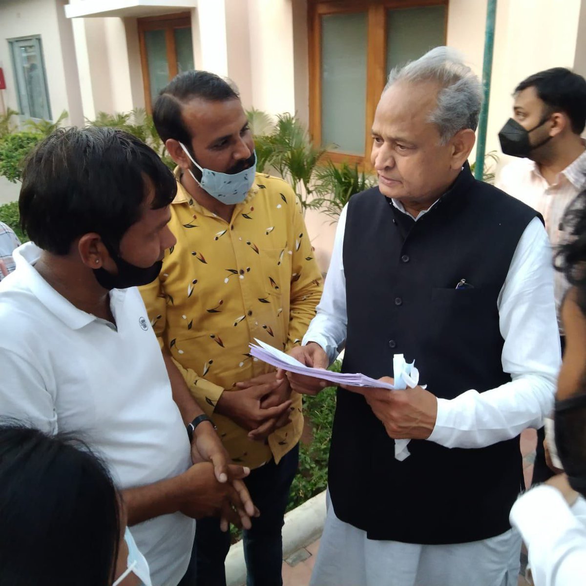 आदरणीय जननायक <a href="/ashokgehlot51/">Ashok Gehlot</a> जी 14 मार्च 22 को आपके आश्वासन पर नियमित करवाने के लिए मुकेश जी कुमावत जी ने मेरी भुख हड़ताल तुड़वाया ,निवेदन है संविदा रुल्स 22 में हम संविदा कर्मियों को सम्मिलित करवाने की कृपा करें अन्यथा मुझे आत्मदाह करने की अनुमति देवे।  <a href="/RajCMO/">CMO Rajasthan</a> <a href="/1stIndiaNews/">First India News</a>