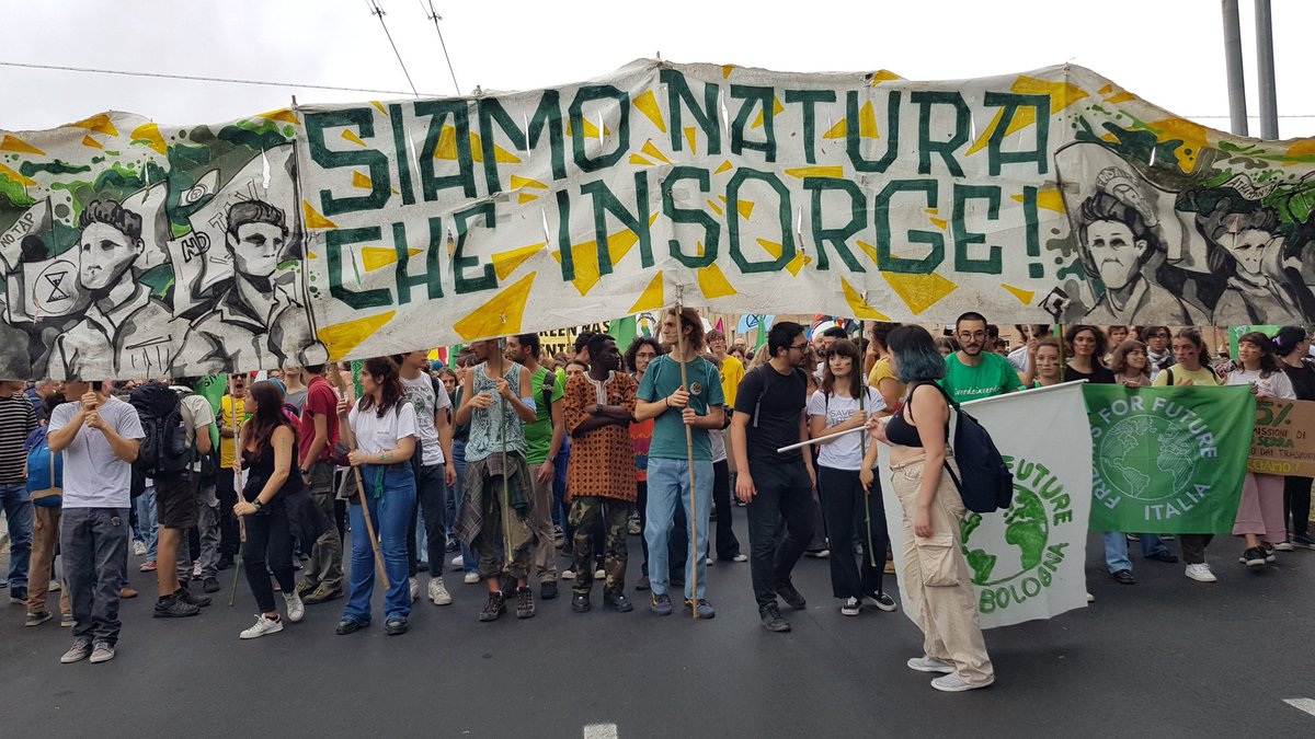 exploitpisa's tweet image. In migliaia per le strade di bologna per una mobilità sostenibile, pubblica e gratuita. 

Dal collettivo di Fabbrica #GKN alle reti ecologiste locali e nazionali, ci opponiamo ad un modello economico del passante di mezzo, l&apos;ennesima opera inutile e sbagliata.

#insorgiamo