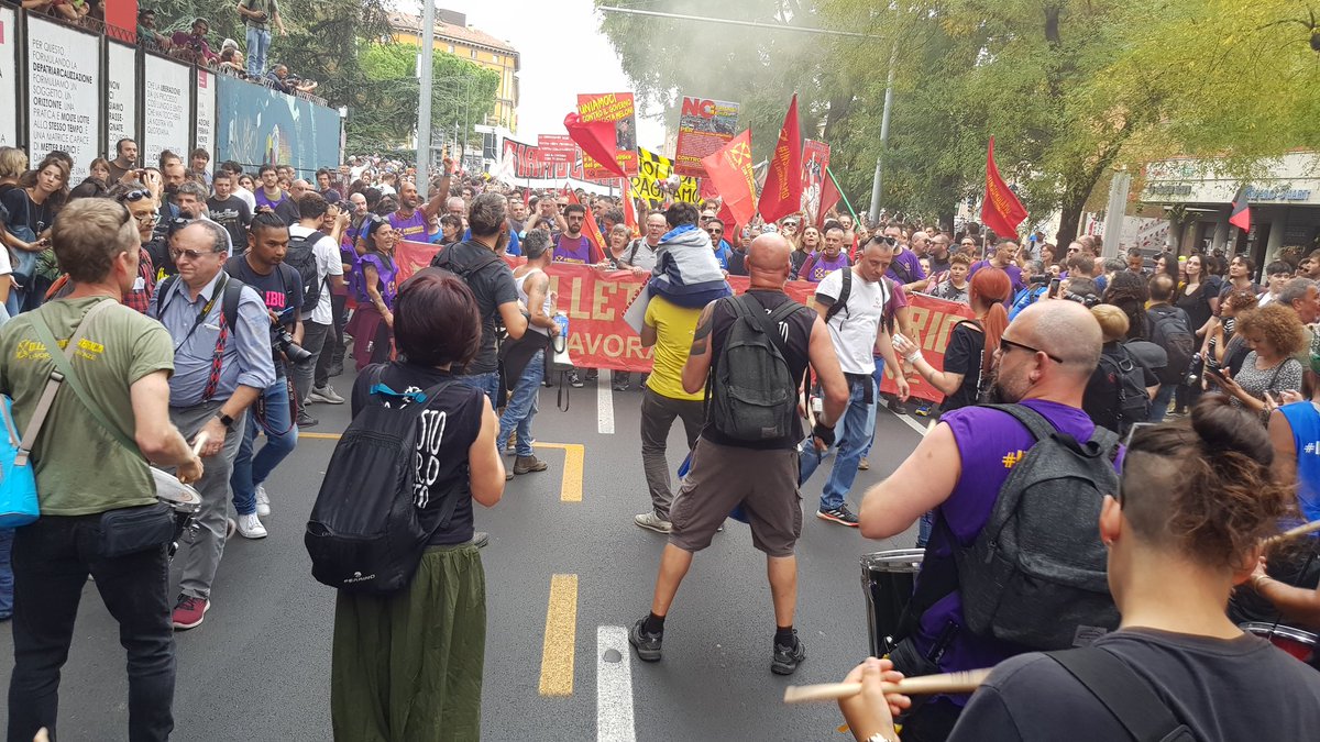 exploitpisa's tweet image. In migliaia per le strade di bologna per una mobilità sostenibile, pubblica e gratuita. 

Dal collettivo di Fabbrica #GKN alle reti ecologiste locali e nazionali, ci opponiamo ad un modello economico del passante di mezzo, l&apos;ennesima opera inutile e sbagliata.

#insorgiamo