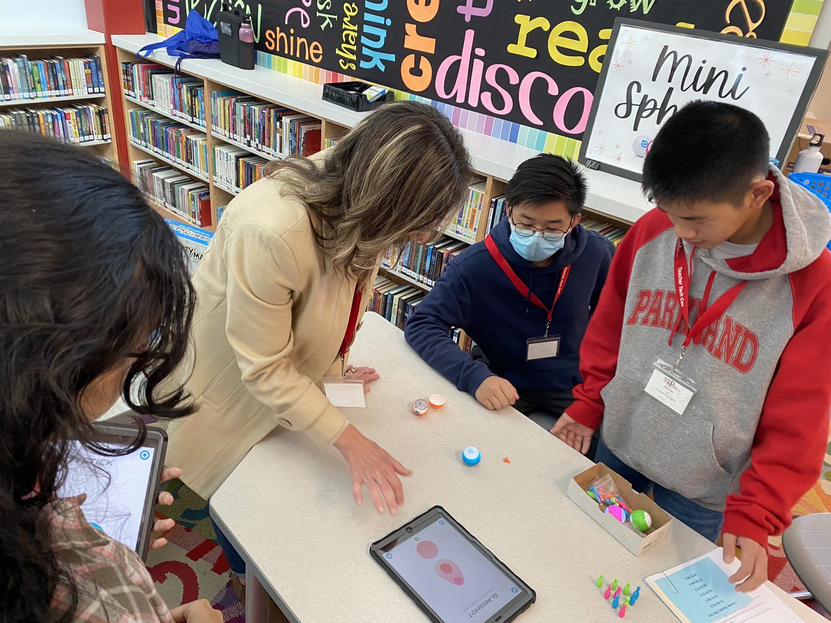 mqroth's tweet image. Thrilled when students are the teachers!  #psdttc2022 @MrsRothELClass @EdwardsPSD