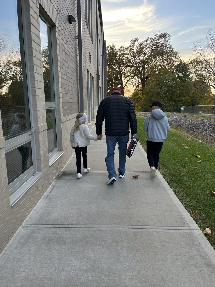 _MadameDirector's tweet photo. Friday night with some of my favorite people❤️There are so many reasons I am thankful to be at Urbana, but nights like this reinforce just how lucky I am. https://t.co/O1nXMTzVU1