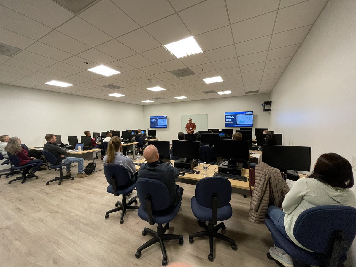 Bill_Lund's tweet image. “Excel 2.0 What Power Bi Can Do For You” session has begun with @CarlosLChacon #sqlsaturday #SQL #SQLDataNow @RichmondSQL @sqldatapartners #sqldatapartners #SQLTrail #richmond #rva #PowerBI #Excel #microsoft @Microsoft