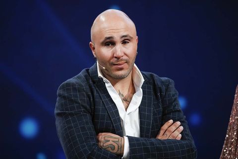 Kiko Rivera está siendo buscado por Hacienda por impagos. Ayer sufrió un ictus y acudió a un hospital privado. No tenían especialistas. Lo redirigieron al aérea especializada en infartos cerebrales del Hospital público Virgen del Rocío de Sevilla y le han salvado la vida.