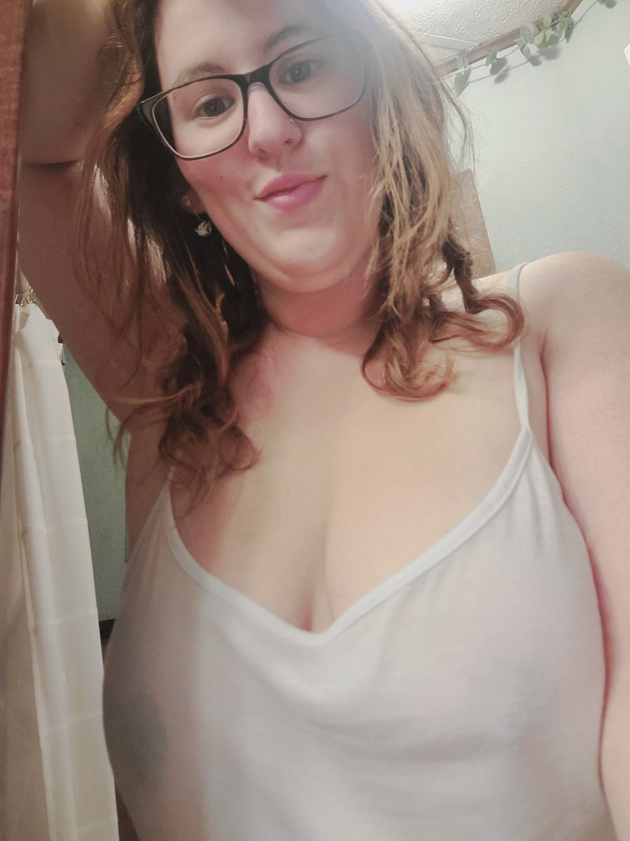 thickybitchyy's tweet photo. Do you like my white tank top??  You should see the other pictures on my page😛 
Let's play and I won't spam you with PPV I just like to show off😘

https://t.co/uvAXnif6JT https://t.co/JPXqihwFIn