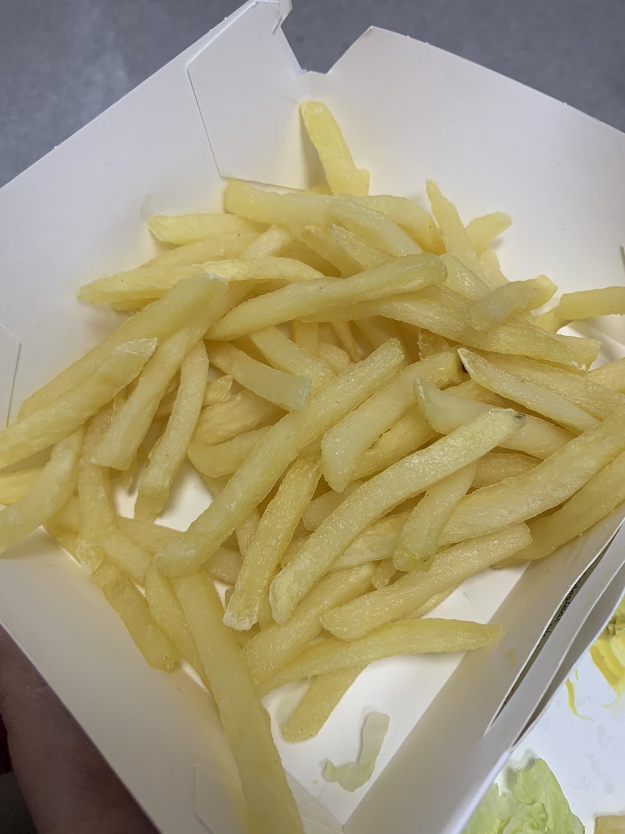 drMedical7's tweet photo. @McDonaldsKSA_WS طلبت امس وانا مناوبه وجوعانه و وصلني البطاطس كذا كله زيت و رطب مره ما قدرت اكله ورميته كله 💔 زعلتوني https://t.co/Mlkcuhjke9