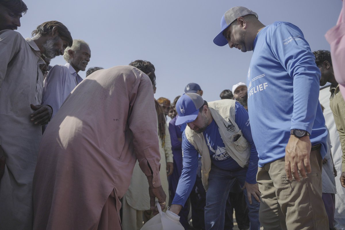 IslamicReliefPK's tweet photo. @AnwarKhan_IRUSA is with us on ground in Sindh where the relief activities are being carried out to help the flood affected communities with immediate assistance. @IslamicRelief support is vital as we scale up our early recovery and rehabilitation phase.

#FloodsInPakistan https://t.co/eyCZDKEnjY