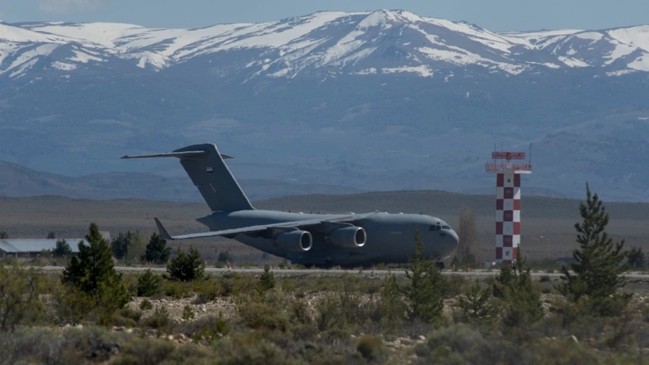 originariosAR's tweet photo. #Bariloche Avión militar de Emiratos Árabes transporto módulos que permiten armar una estación satelital

https://t.co/gf1ff2Qf1Y 

#extranjerizacion #patagonia #villamascardi #capitalesarabes #rionegro #juntosomos #lafkenwinkulmapu #presaspoliticasmapuche #estadoargentino https://t.co/617Y9SM7mL