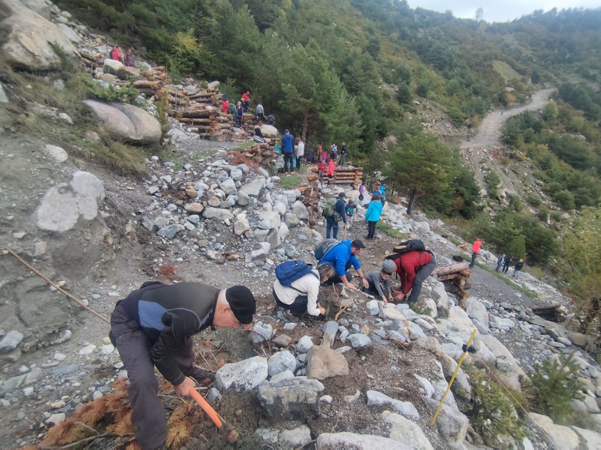 AjValldeBoi's tweet photo. Jornada familiar de plantació d'#esqueixos a l'esvomegada d'#ErilllaVall 🌱🌿
Una acció d'estabilització i renaturalització de barrancs en el marc del projecte europeu @phusicos 🇪🇺
L'acció ha finalitzat amb un dinar popular pels participants 🍲 https://t.co/v91JsWgXWo