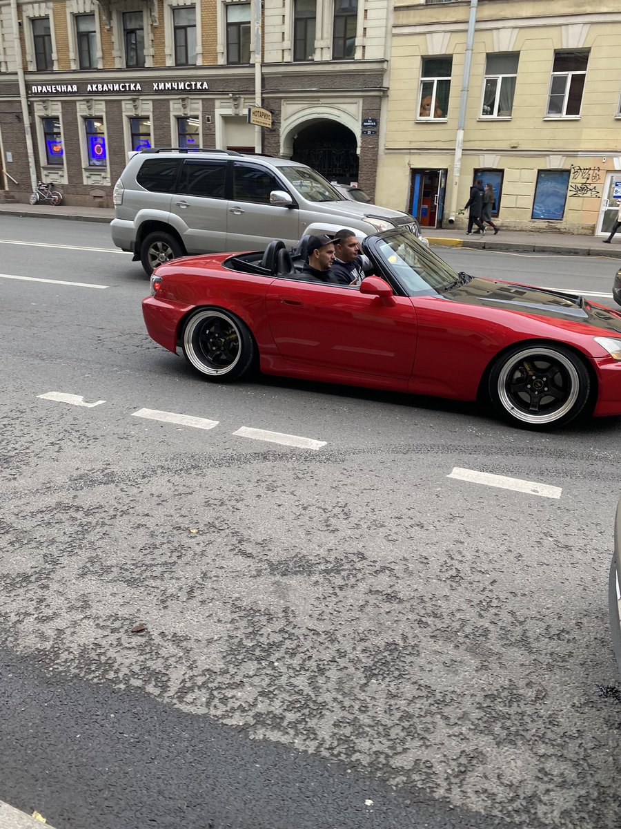 Интересно им не холодно бошке??