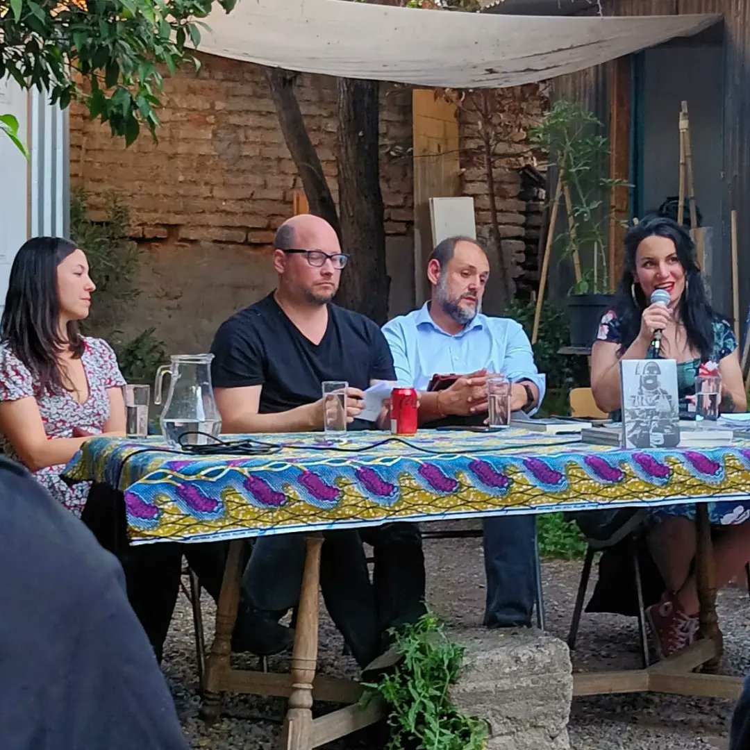 CRONICAS ALIENÍGENAS, de Editorial Aparte, reúne más de 40 relatos sobre la Revuelta Popular, desde distintos puntos del país y del mundo. Entre ellos encontrarás el de nuestra compañera de TejeR, Aurora Valdebenito, a quien felicitamos por su participación 🤗
