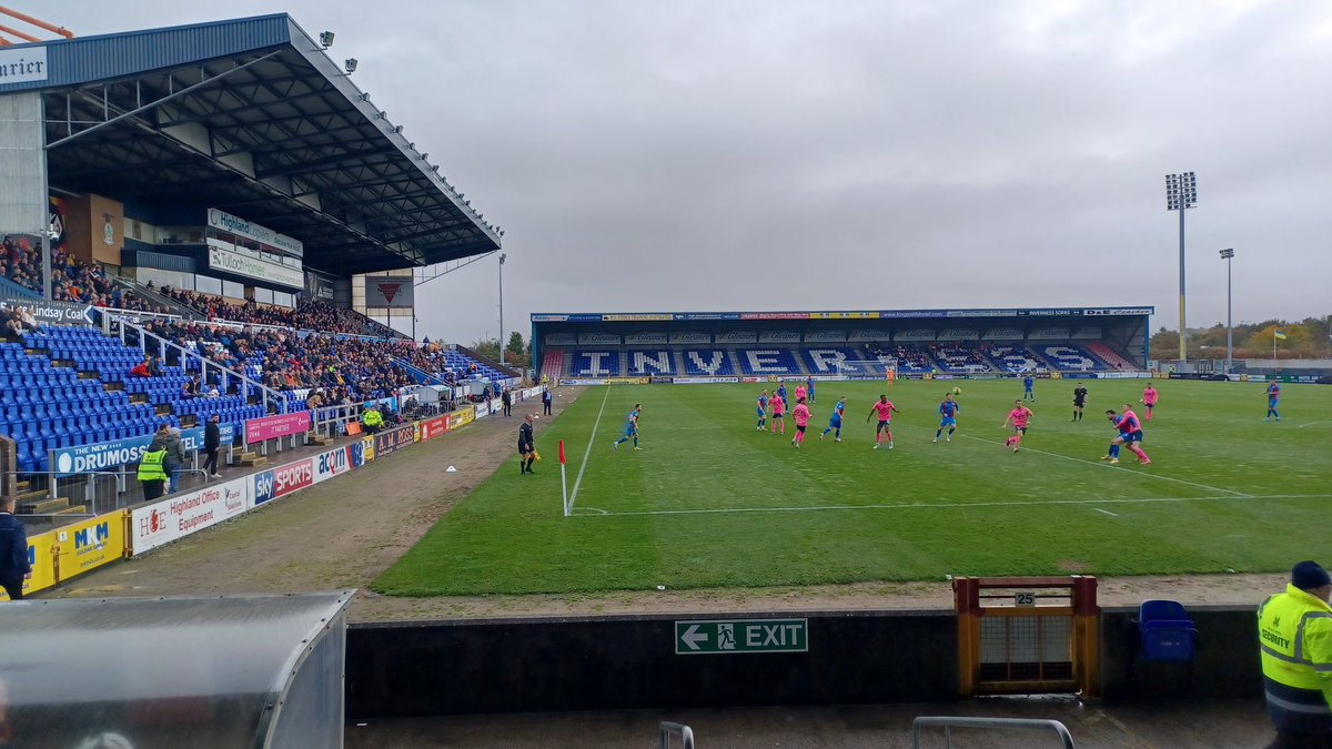 Last week was shorts &amp; t-shirt in the 🌞 watching <a href="/sorrentocalcio/">Sorrento Calcio 1945</a> 🇮🇹 
This week its two jumpers hats and scarfs for <a href="/ICTFC/">Inverness Caledonian Thistle FC</a> 🏴󠁧󠁢󠁳󠁣󠁴󠁿
