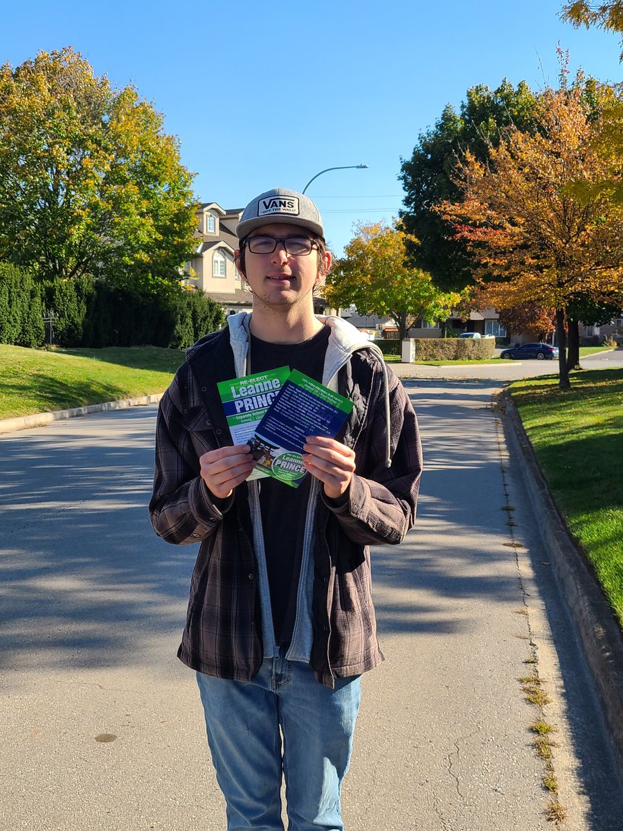 LeannePrince02's tweet photo. The #MunicipalElection is 2 days away! Out visiting neighbours today with this guy! If we haven't met, or have questions DM or email leanneprince02@gmail.com #VotePrince #GrimsbyON #WestLincolnON #LincolnON #NiagaraVotes https://t.co/LBEyAZYHzG