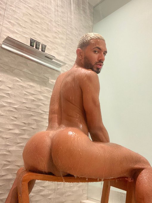 Should be your 💦 dripping off me instead of this water https://t.co/9881j5XUuj