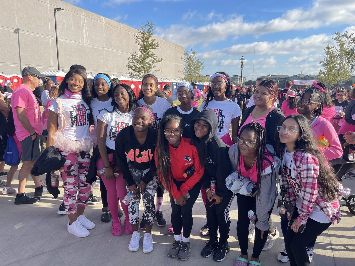 CoachJJ1's tweet photo. Skyline students and staff representing at the Breast walk @SkylineAthDept @TrackSkyline @dallasathletics @skyline_xc @SKYLINEfb @SkylineAlumni @SkylineSports https://t.co/WV7pmnFOGh