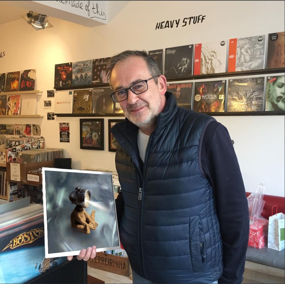 Sou um gajo cheio de ideias por isso decidi imitar o NRock e meter o José Alberto Carvalho a segurar o album favorito dos meus amigos