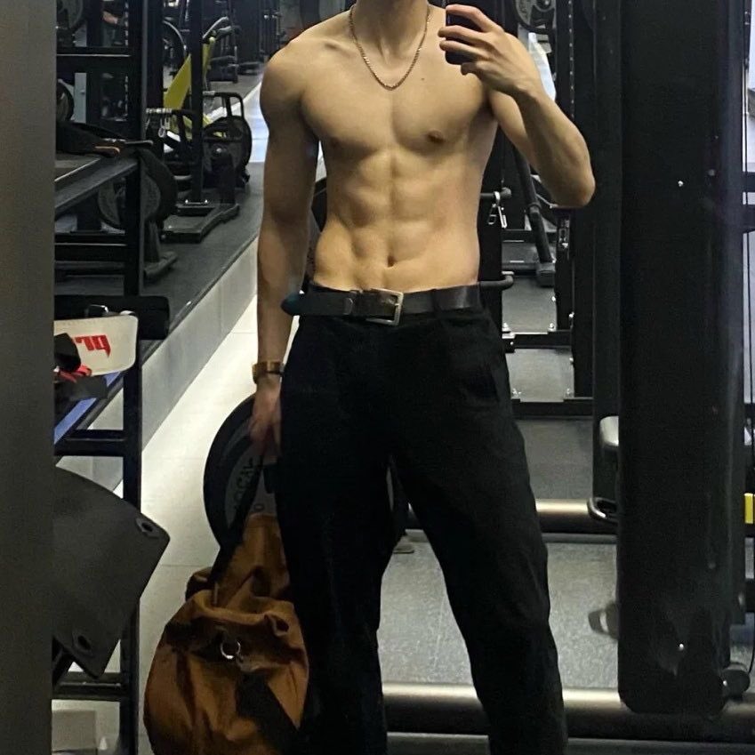 Early morning and quick gym sesh to start off my weekend— Have a great day everyone. <3