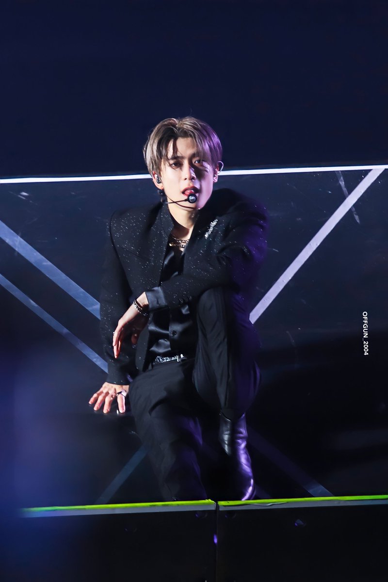 jhyunfolder's tweet photo. love on the floor https://t.co/V9AH6lXJYe